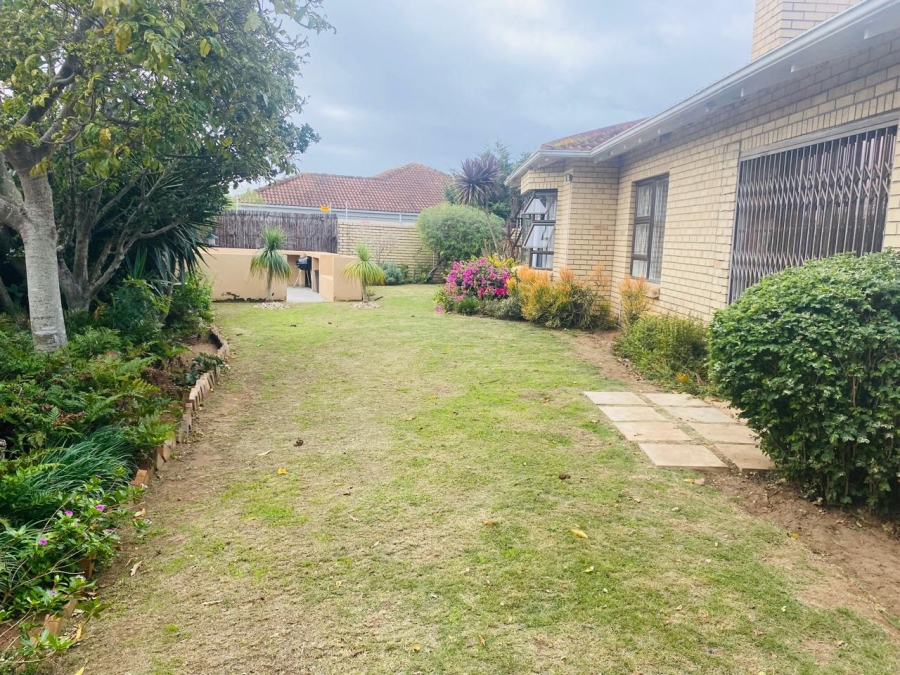 4 Bedroom Property for Sale in Summerstrand Eastern Cape